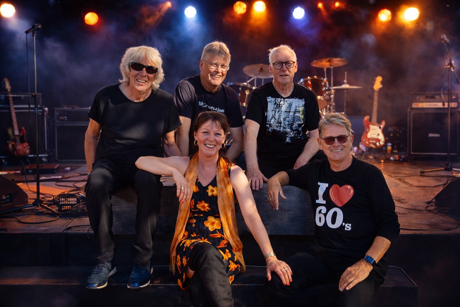 Bandleden op het podium in kleurrijk licht